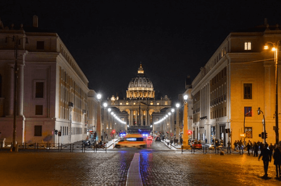 ambulanza privata davanti san pietro