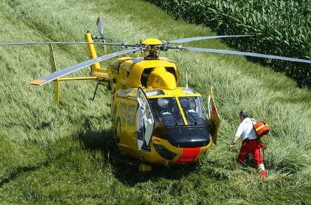 Elisoccorso sanitario a Cornaredo Squadra di personale medico a bordo di un elicottero ambulanza