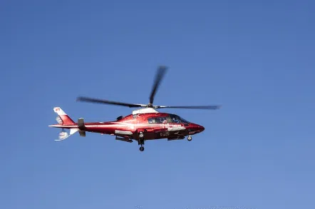 Elicottero sanitario privato a Seravezza Team di personale medico a bordo di un elisoccorso